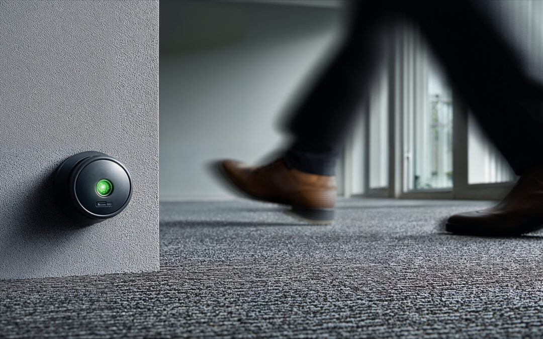 Smart proptech-sensor på vegg registrerer bevegelse for automatisk adgangskontroll og bygningstyring - illustrasjon